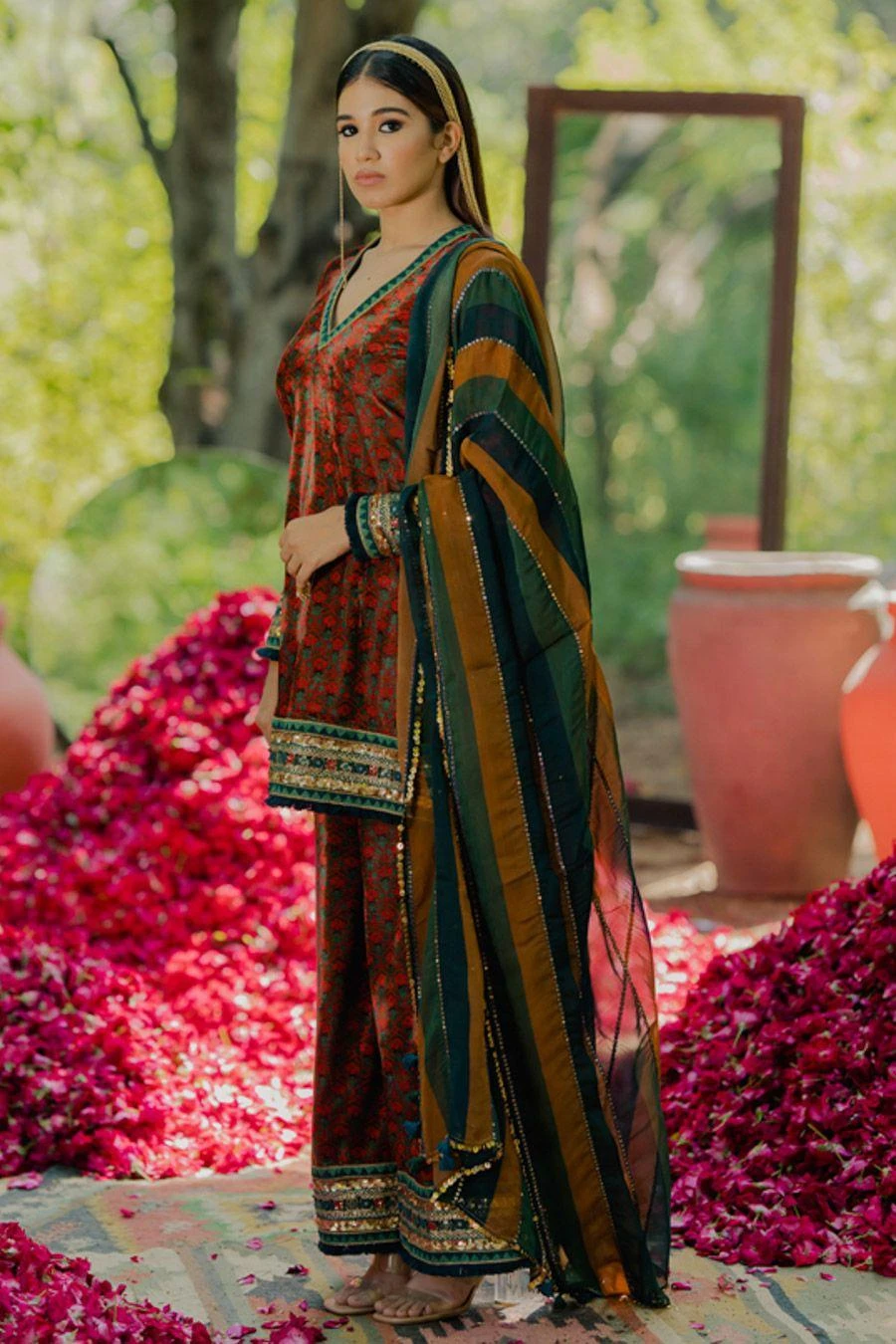 Pooja Keyur Meraki Stripes Aari Embroidered Dupatta 4 Pooja Keyur Meraki Stripes Aari Embroidered Dupatta - Image 2