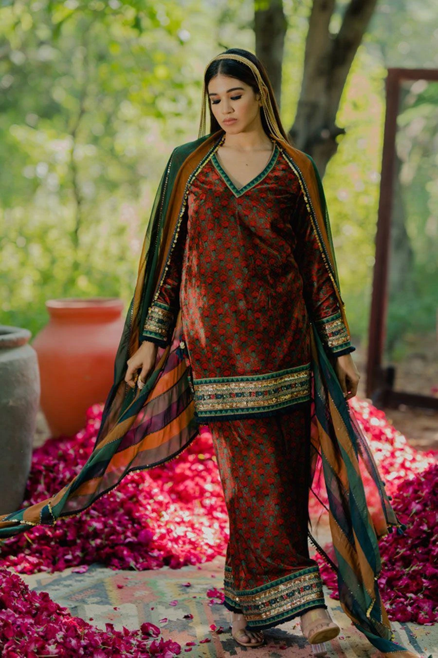 Pooja Keyur Meraki Stripes Aari Embroidered Dupatta 6 Pooja Keyur Meraki Stripes Aari Embroidered Dupatta - Image 4