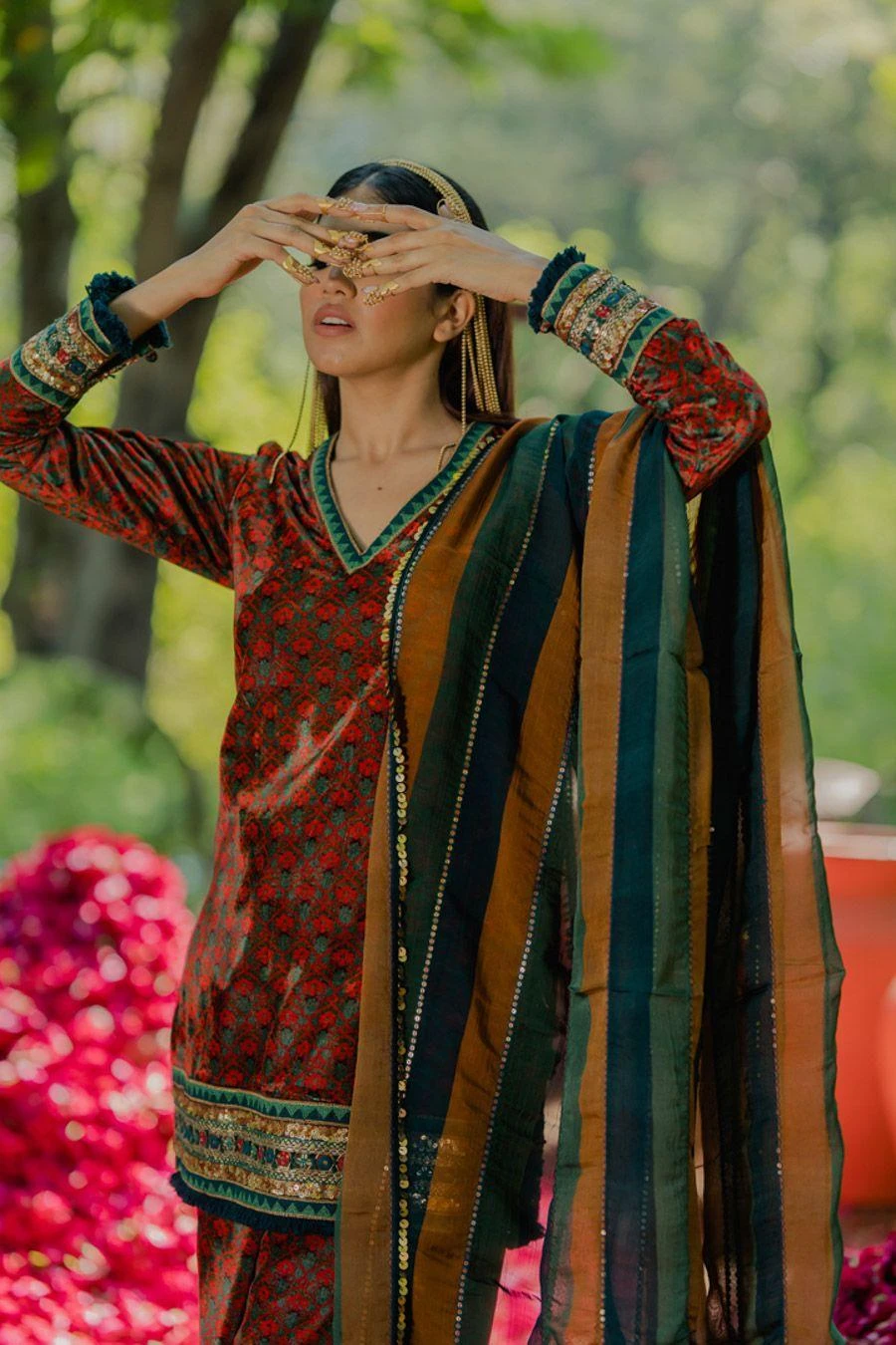 Pooja Keyur Meraki Stripes Aari Embroidered Dupatta 9 Pooja Keyur Meraki Stripes Aari Embroidered Dupatta - Image 7