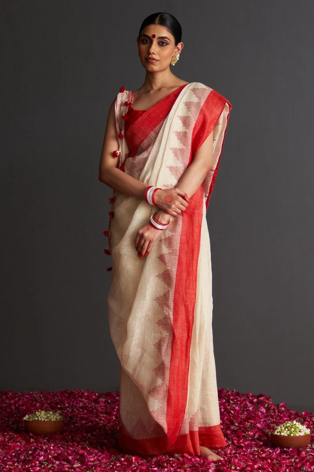 Five Point Five Off-white & Red Geometric Patterned Sari 3 Five Point Five Off-white & Red Geometric Patterned Sari