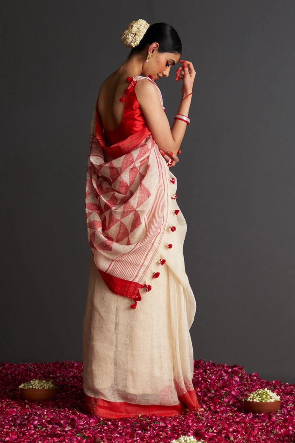 Five Point Five Off-white & Red Geometric Patterned Sari 4 Five Point Five Off-white & Red Geometric Patterned Sari - Image 2