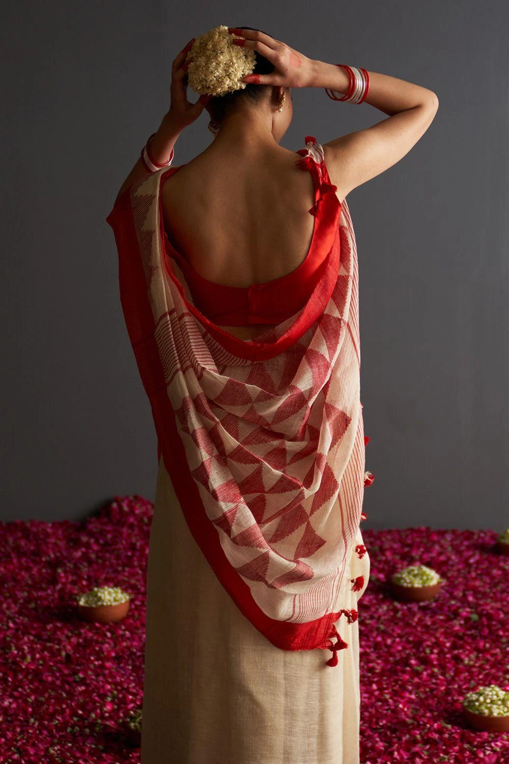 Five Point Five Off-white & Red Geometric Patterned Sari 6 Five Point Five Off-white & Red Geometric Patterned Sari - Image 4