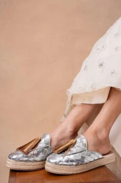 Inochhi Silvery-gold Tassel Hand-woven Loafers