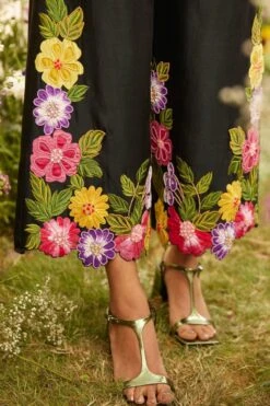 Chandrima Black Floral Applique Pants 6 Chandrima Black Floral Applique Pants -Inca Sales Store 20032023ca48 2