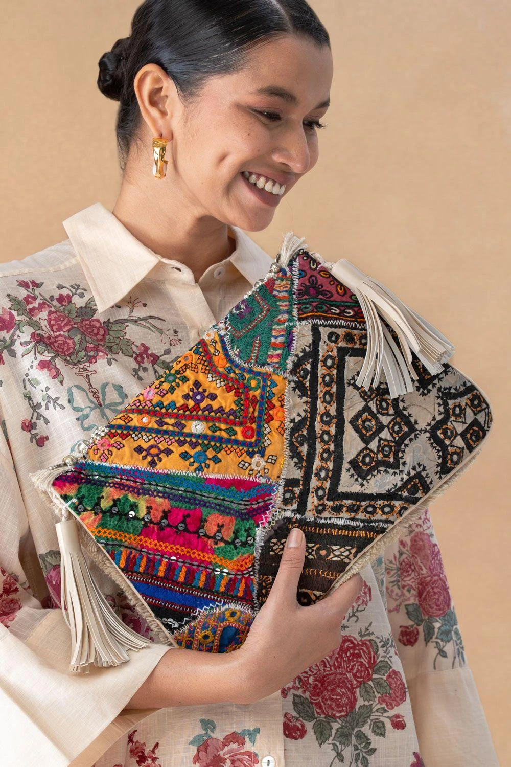 Vipul Shah Off White Banjara Embroidered Clutch 7 Vipul Shah Off White Banjara Embroidered Clutch - Image 5