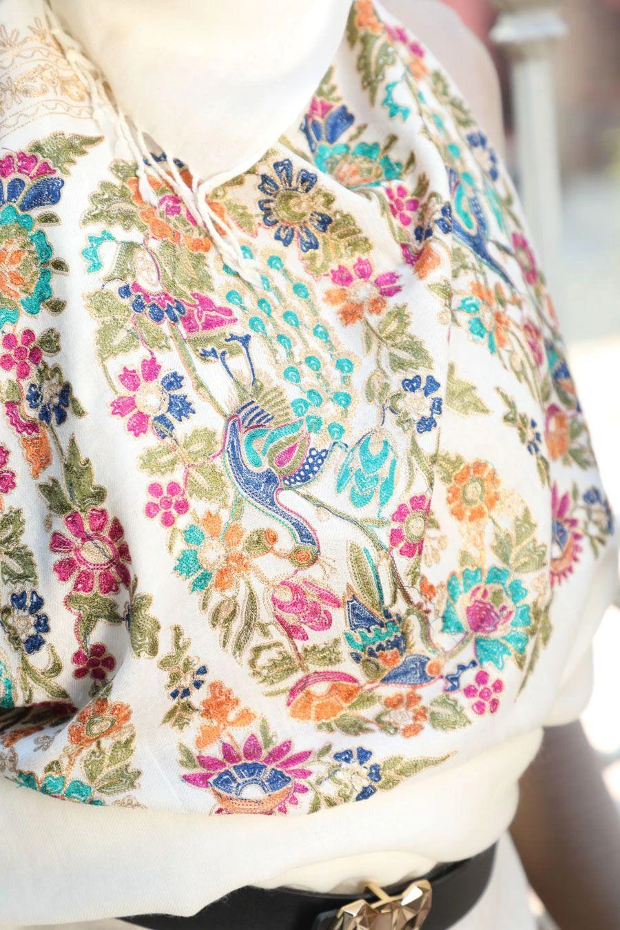 Dusala India White Cashmere Fine Wool Floral Aari Work Stole 6 Dusala India White Cashmere Fine Wool Floral Aari Work Stole - Image 4