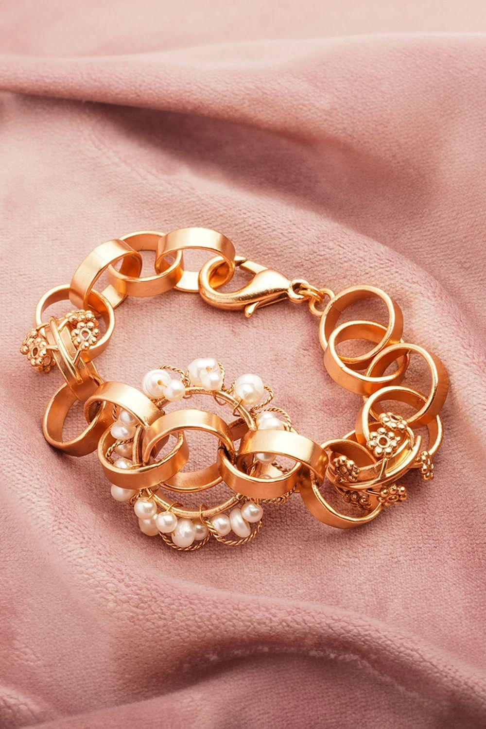 Suhani Pittie Neutron Loop Pearl Link Gold Bracelet Cuff 3 Suhani Pittie Neutron Loop Pearl Link Gold Bracelet Cuff