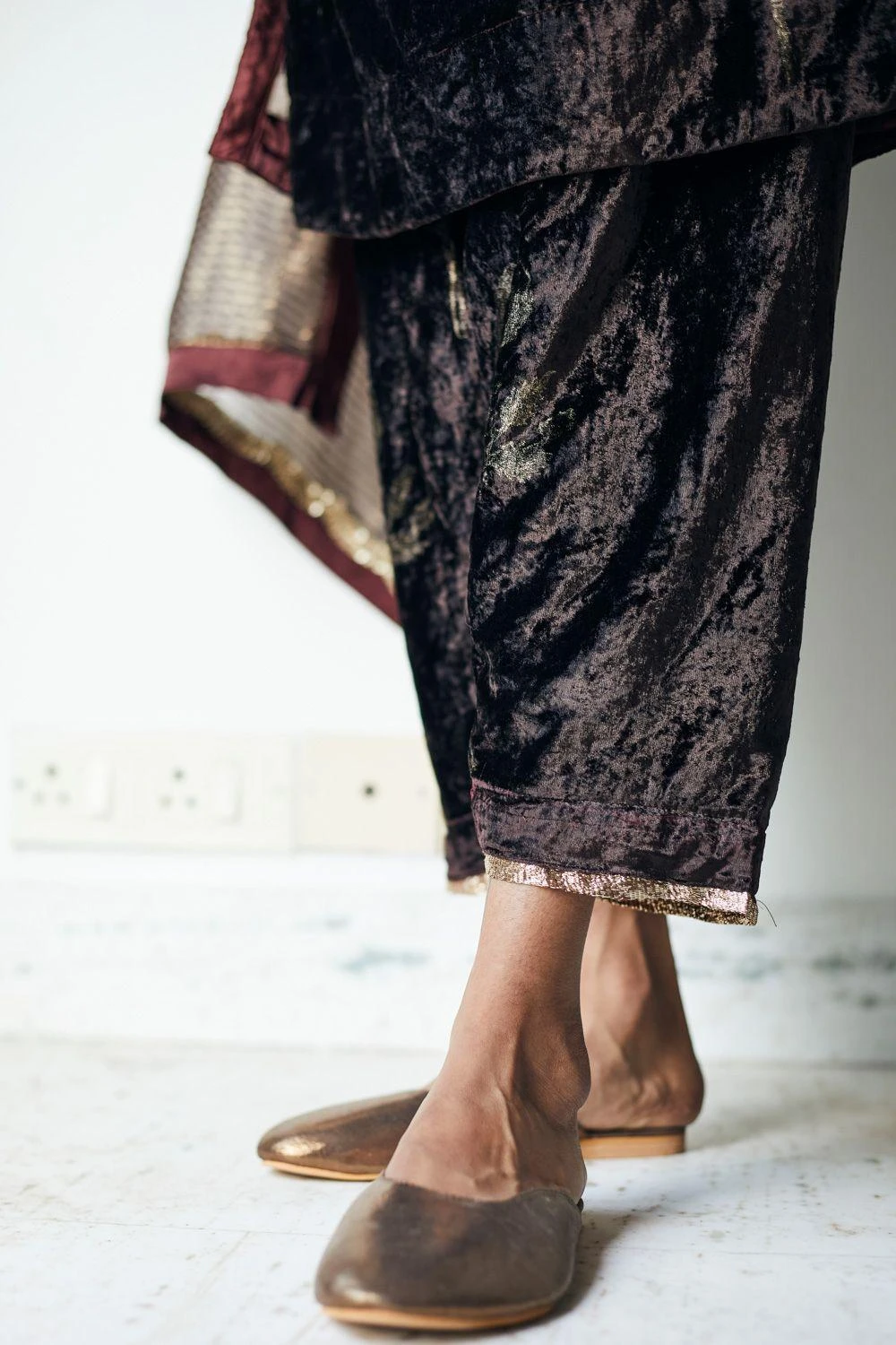 Shorshe Dark Brown Velvet Kurta Set 6 Shorshe Dark Brown Velvet Kurta Set - Image 4