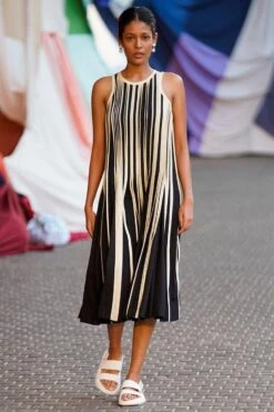 Bodice Black Sleeveless Multibinding Dress