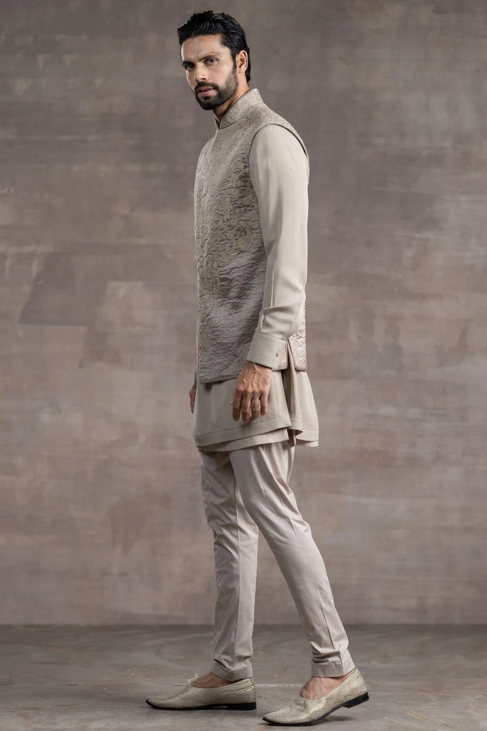 Tarun Tahiliani Men Blush Embroidered Bundi Jacket 5 Tarun Tahiliani Men Blush Embroidered Bundi Jacket - Image 3