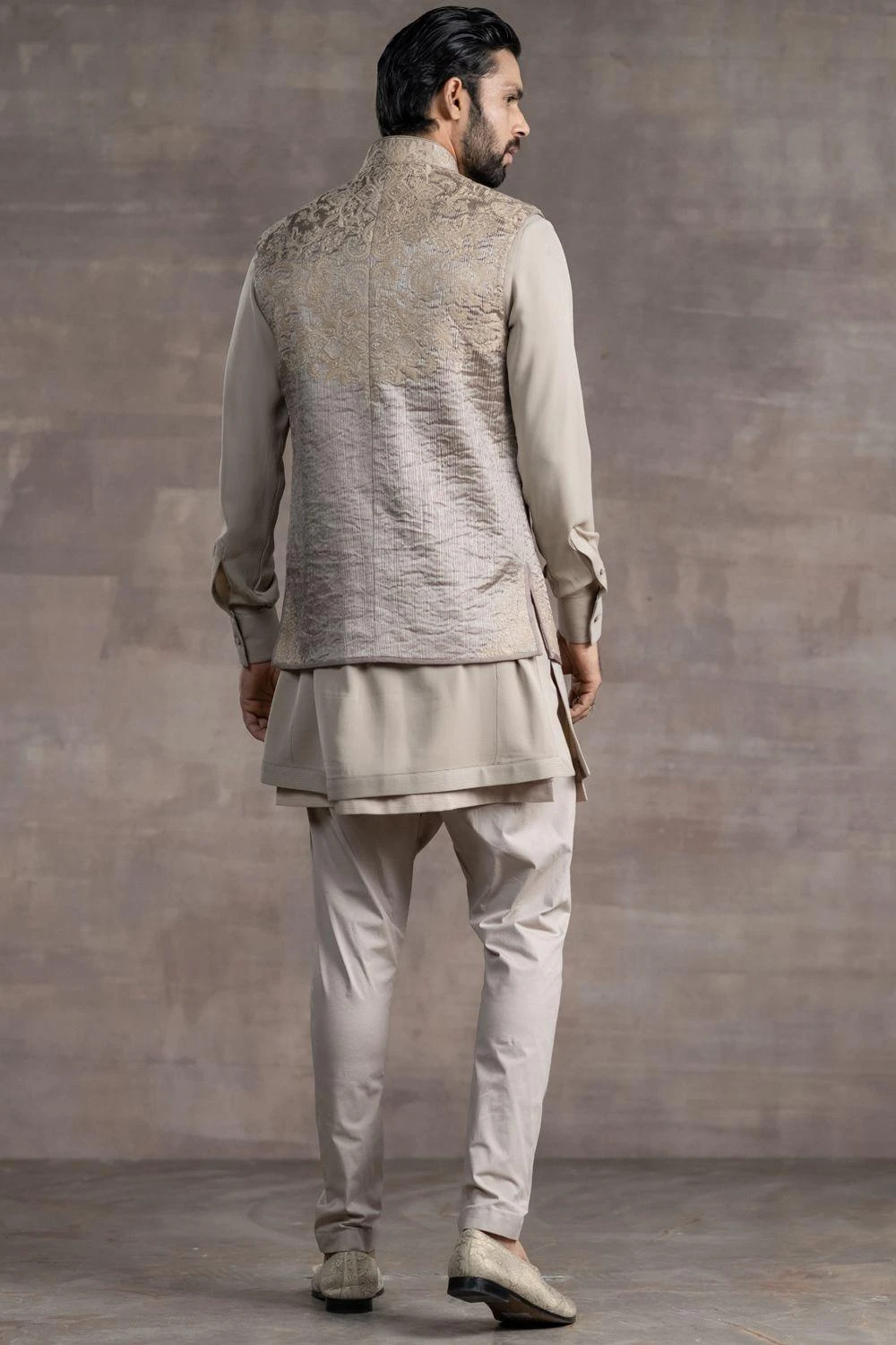 Tarun Tahiliani Men Blush Embroidered Bundi Jacket 6 Tarun Tahiliani Men Blush Embroidered Bundi Jacket - Image 4