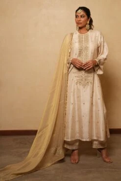 Pooja Keyur Off White Embellished Dupatta