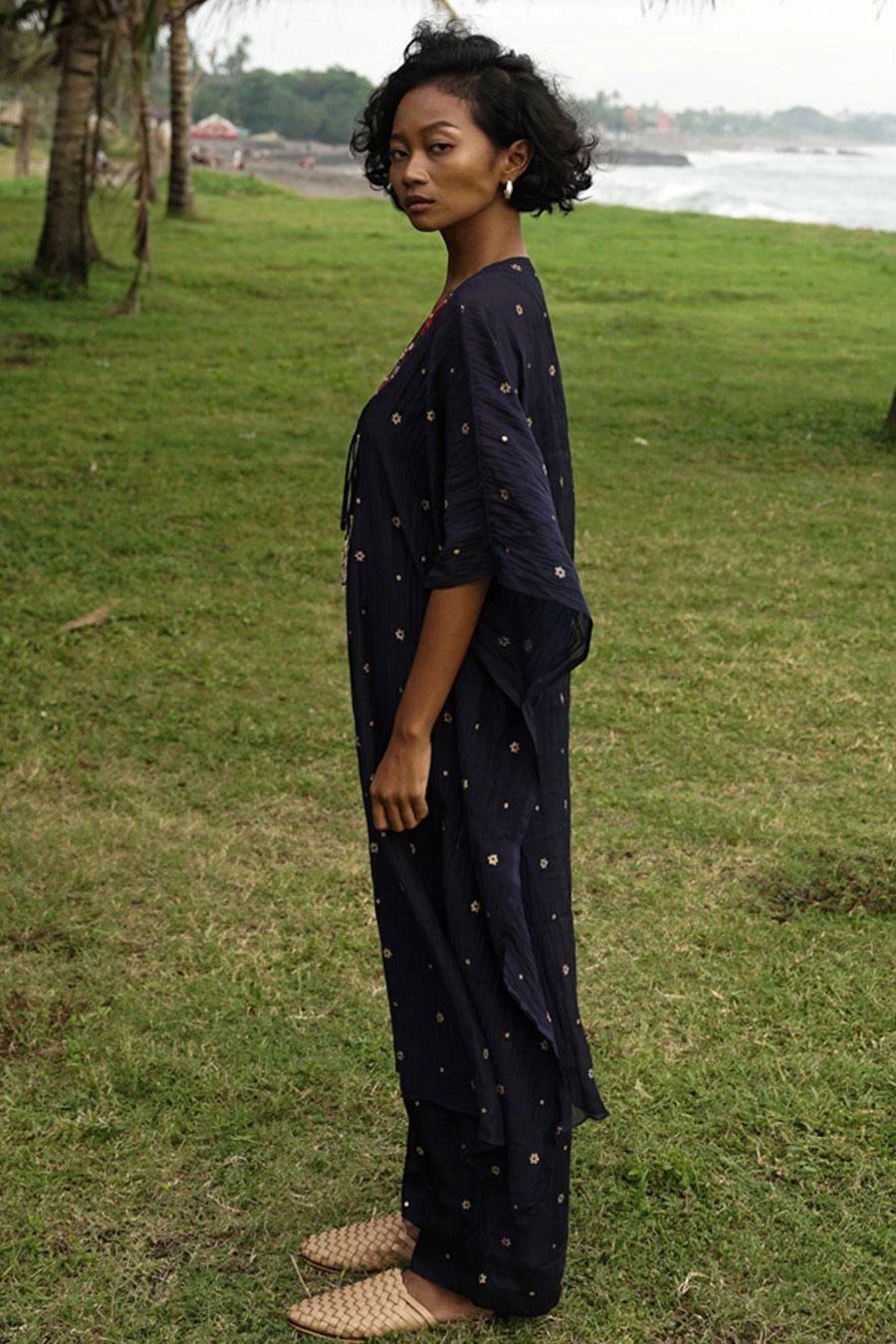 Baju Midnight Blue Floral Embellished Kaftan 4 Baju Midnight Blue Floral Embellished Kaftan - Image 2