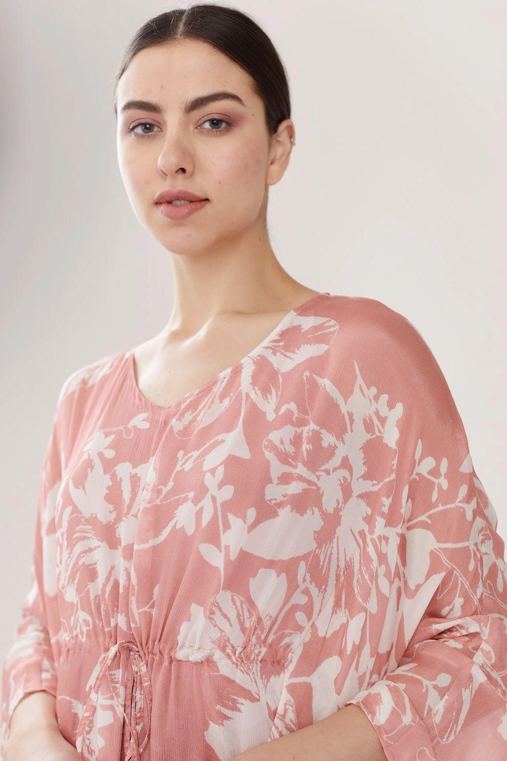 KoAi Pink & White Floral Kaftan 4 KoAi Pink & White Floral Kaftan - Image 2