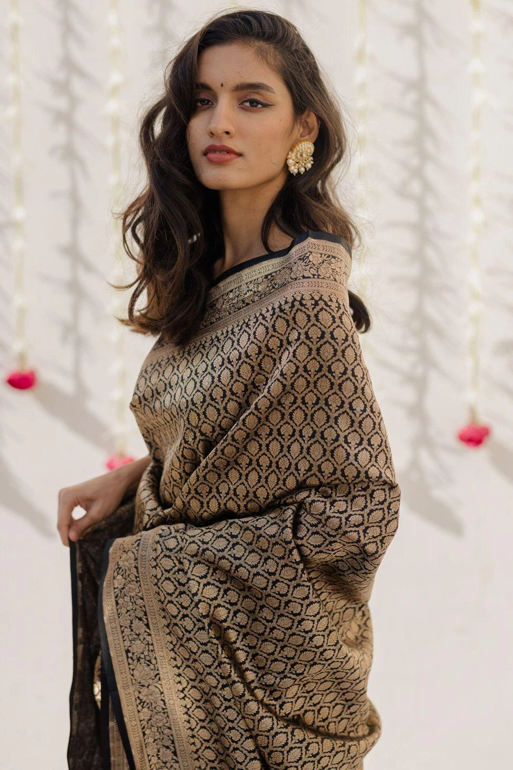 Mimamsaa Handloom Silk Charcoal Sari With Blouse Piece 5 Mimamsaa Handloom Silk Charcoal Sari With Blouse Piece - Image 3